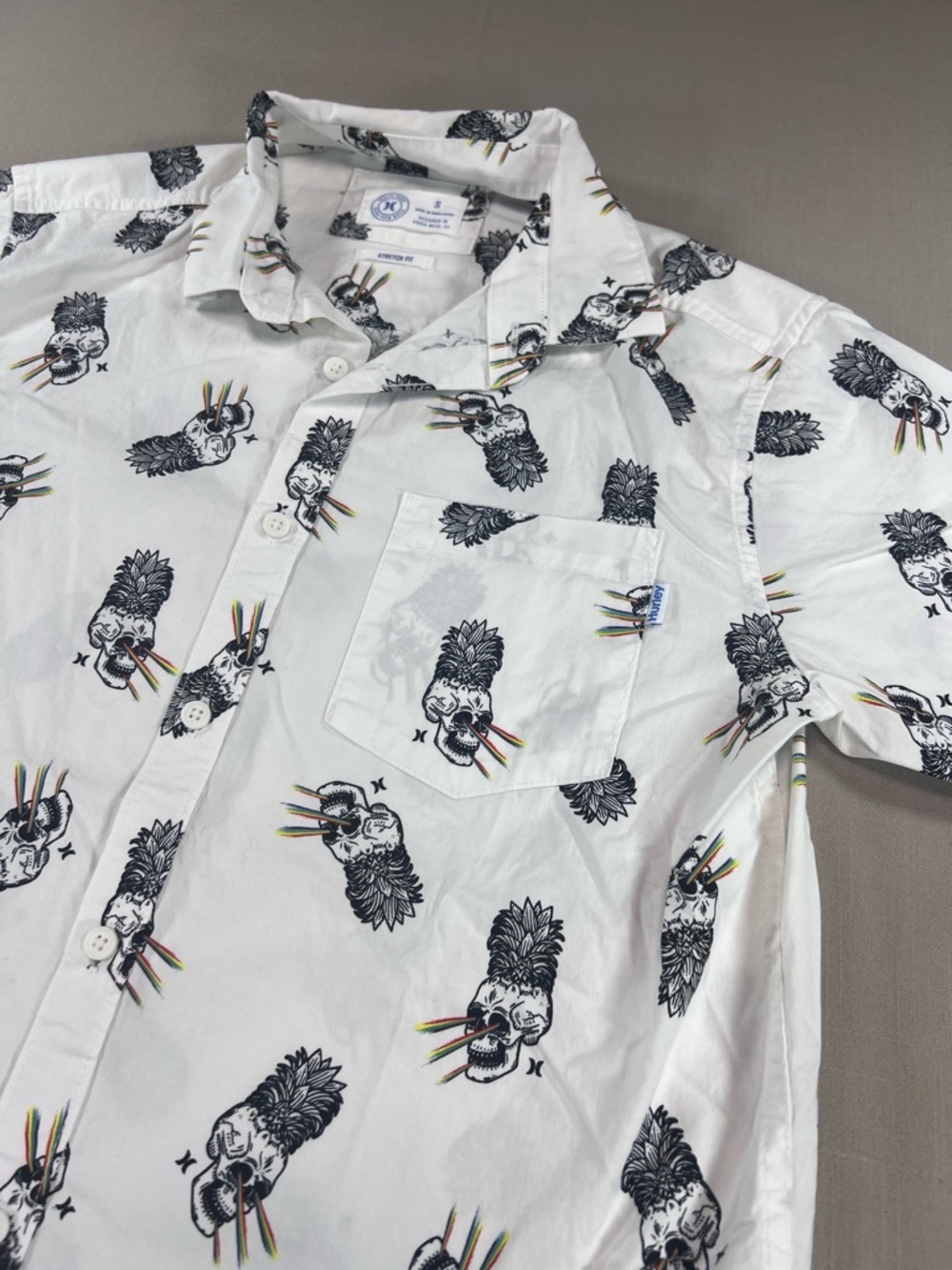 Hurley Men’s S White Skull Pineapple Print Short Sleeve Button Down Stretch Fit - Picture 3 of 10